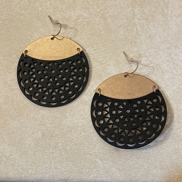 🤑 $4 ADD-ON:  Gold and Black Leather Cut-out Circle Earrings - Picture 1 of 3